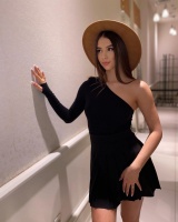 Молодая развратница в поисках приключений  – Фото 1