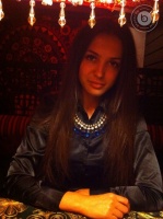 Привлекательная девушка приглашает на сладости – Фото 2