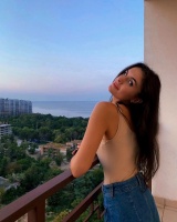 Молодая девушка приглашает в гости – Фото 3