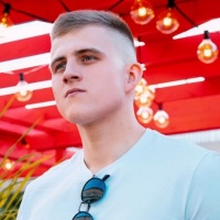 Молодой веселый парень  – Фото 1